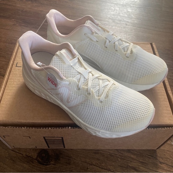 New Balance girls Cream and Pink Running Shoes 4.5 - Picture 4 of 8